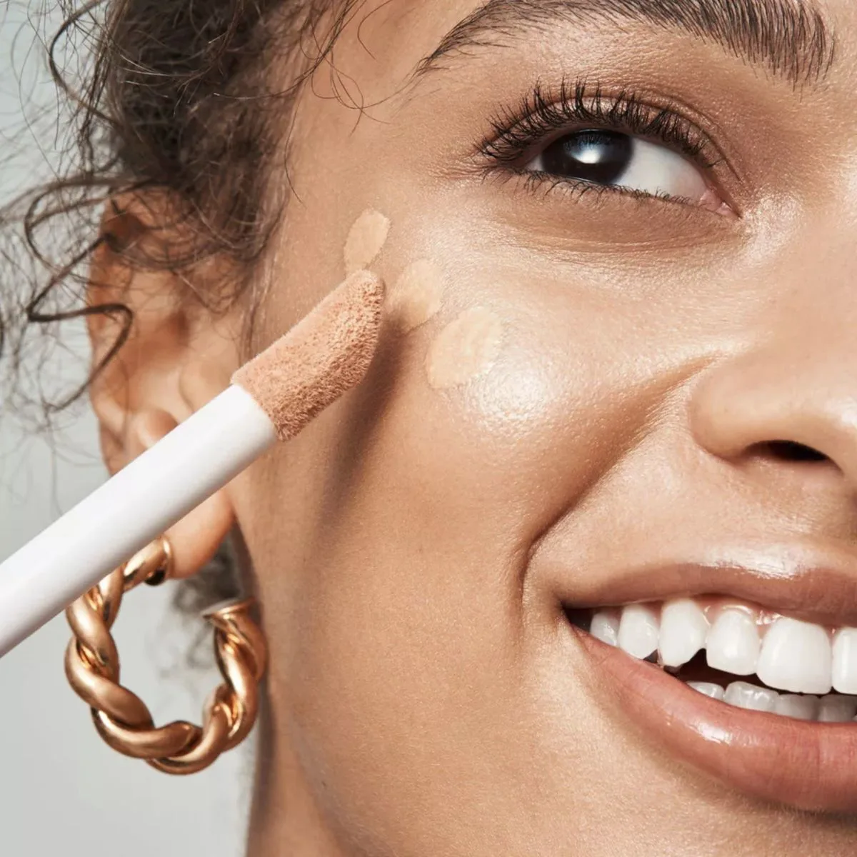Perfect-Cover-Stick-Concealer-model-1-1-1.webp